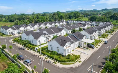 Deretan rumah Modern American Style di kawasan mandiri TerAs Bahagia Serang