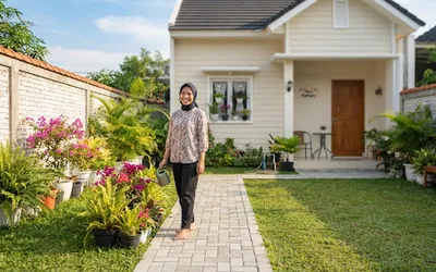 Halaman belakang luas rumah Tipe 30/72 dengan privasi tembok tertutup